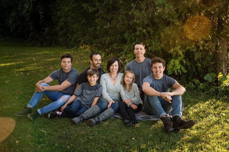 Large family of 7 in golden hour